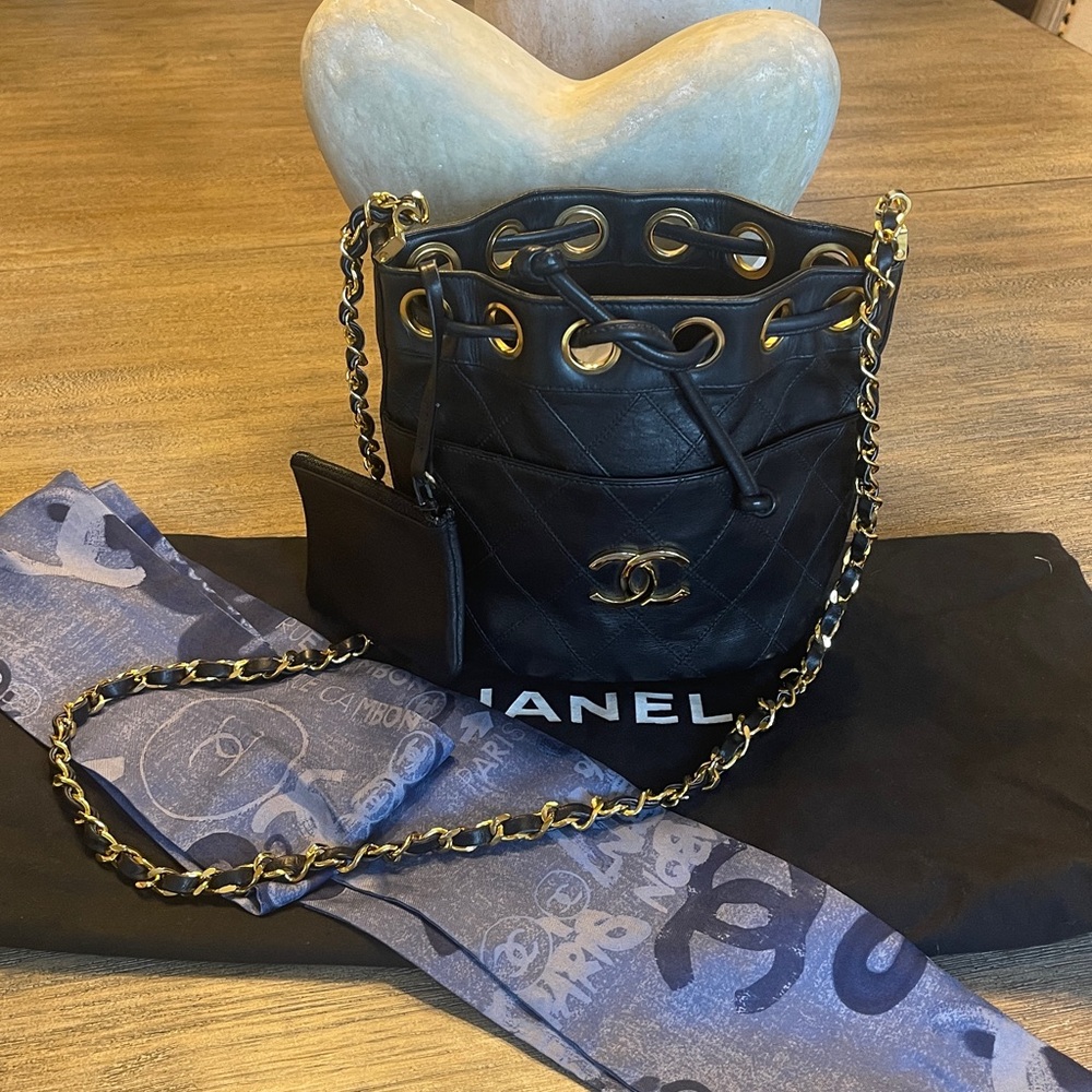 LIKE NEW CHANEL RARE MINI DIAMOND STITCH LEATHER DRAWSTRING CROSSBODY 24K GHW - Picture 5 of 17
